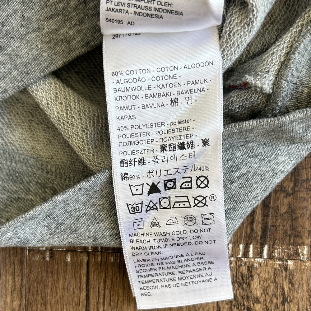 Levi's Classic Gray Crewneck Sweatshirt - Picture 3 of 5